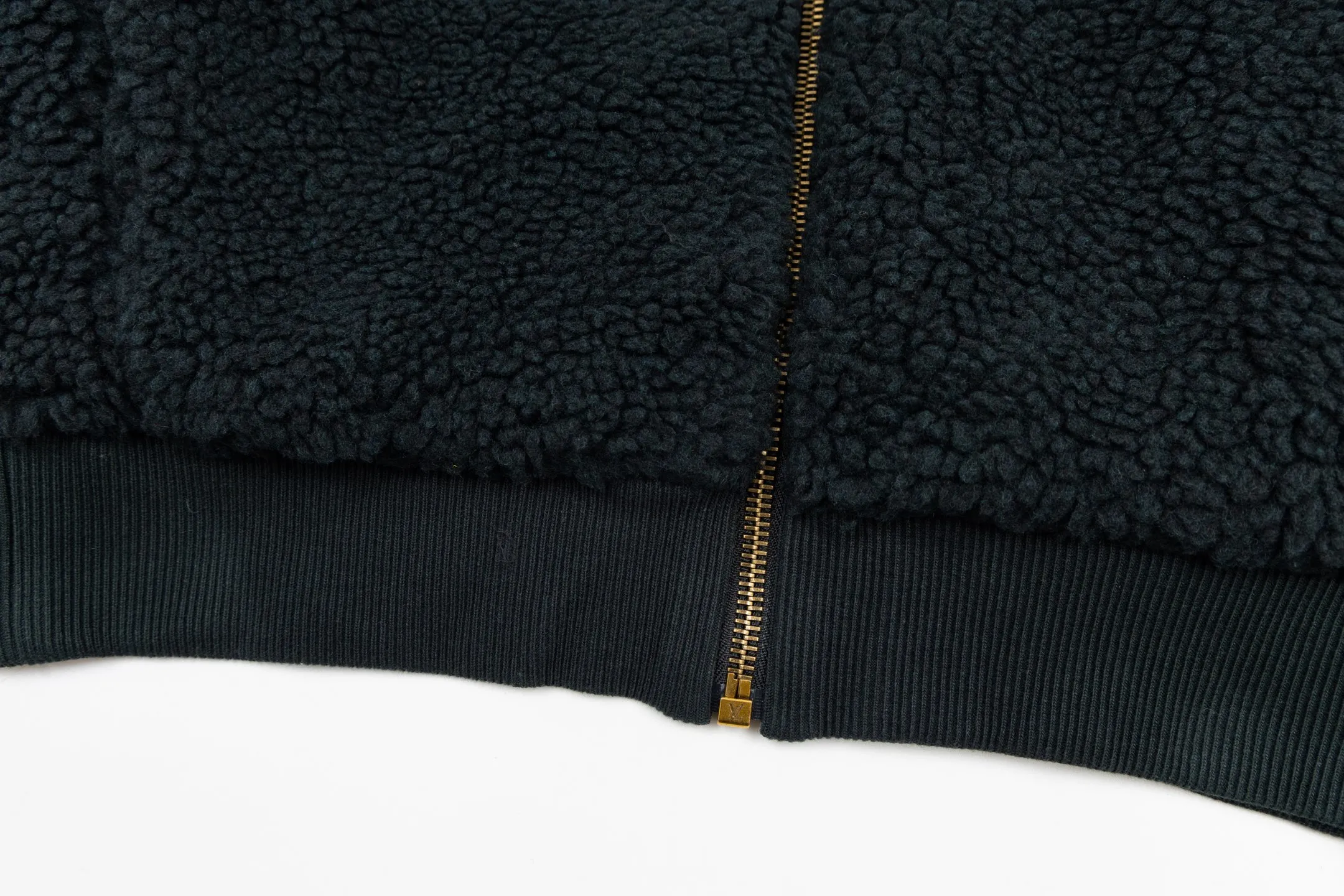 🅿️600 1v 26SS leather brand jacquard cuff Teddy jacket (green) The fabric is made of sheep wool blend, and the Damiel Buffalo plaid in the 2025 autumn and winter show is integrated with Monogram flowers, which can inject a trendy touch into the summer night look. Teddy fabric combines the durability of polyester, the softness and warmth of modacrylic fiber, and the natural comfort of sheep wool to create a highly practical fabric. Checkerboard checker-dyed wool lattice jacquard weaving. After weaving, the pieces are processed by various complex processes such as naps, carding, shearing, etc., to achieve a fluffy and dense texture that is not prone to lint and pilling. The fiber has high fiber strength and a smooth hand feel; the material has excellent rebound texture. Advanced dyeing knitted fabric, viscose fiber has high hygroscopicity, is easier to dye, and has better comfort. Cupro fiber has better abrasion resistance and fatigue resistance than viscose fiber, and has a higher water absorption than viscose fiber. It has a soft hand, soft luster and silky feel. Size:XS-S-M-L